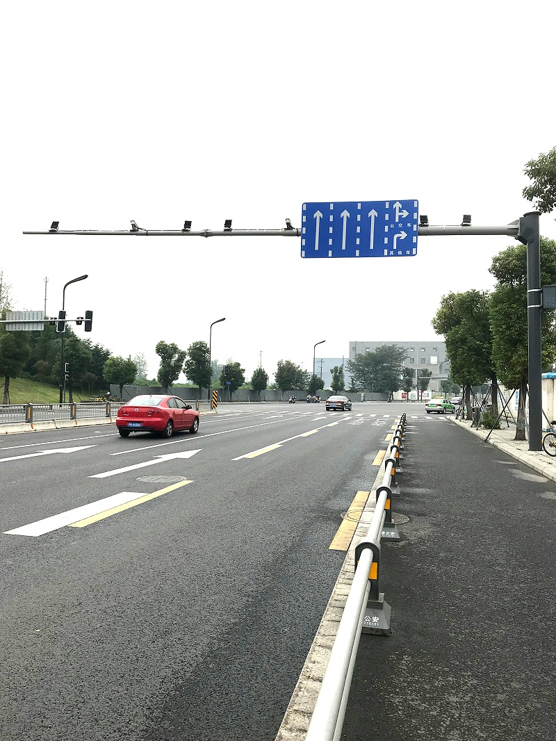 監(jiān)控桿電子警察