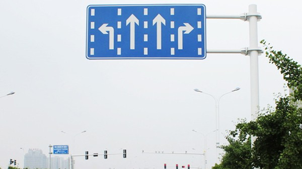 交通標(biāo)志桿生產(chǎn)廠家哪家好？菲尼特教您如何選擇