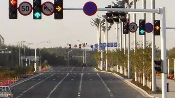 成都道路紅綠燈桿批發(fā)廠家哪有