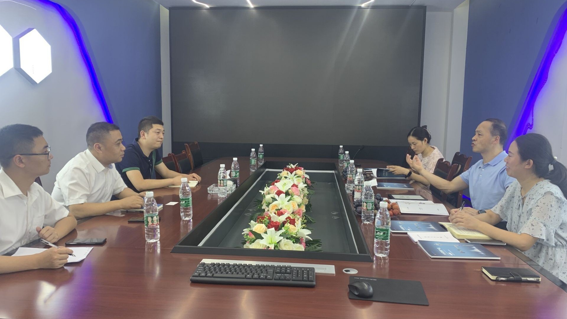 青白江區(qū)領(lǐng)導(dǎo)一行蒞臨四川菲尼特調(diào)研指導(dǎo)