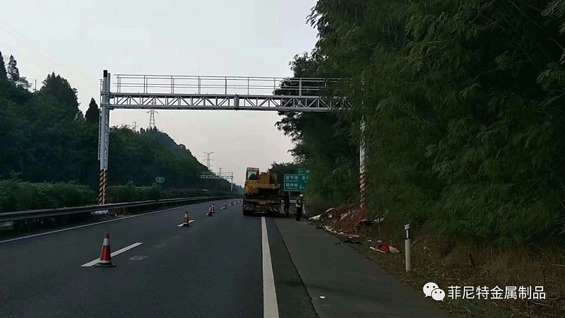 菲尼特龍門(mén)架